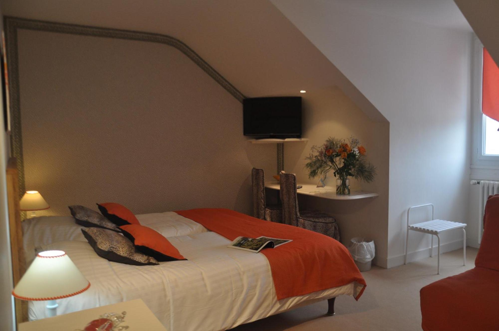 Logis Auberge Du Centre Chitenay Экстерьер фото