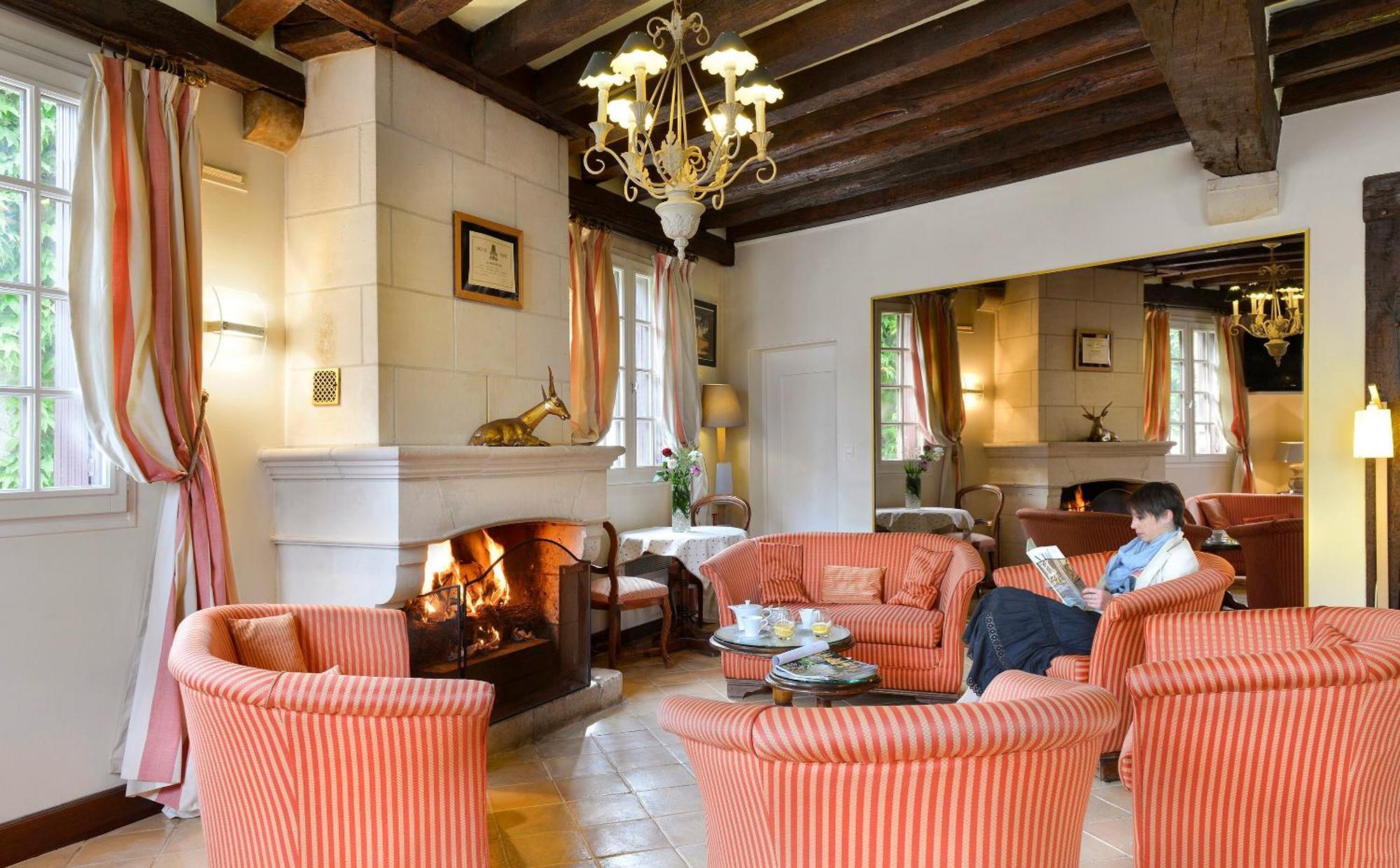 Logis Auberge Du Centre Chitenay Экстерьер фото