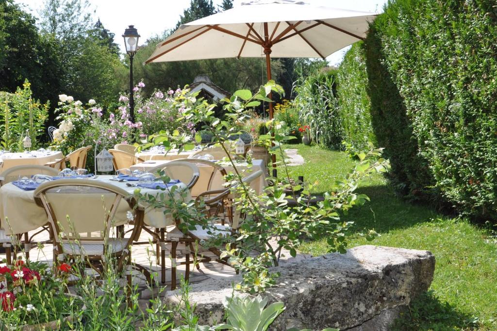 Logis Auberge Du Centre Chitenay Экстерьер фото